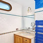 מלון דירות Hotiday Sea View 3*